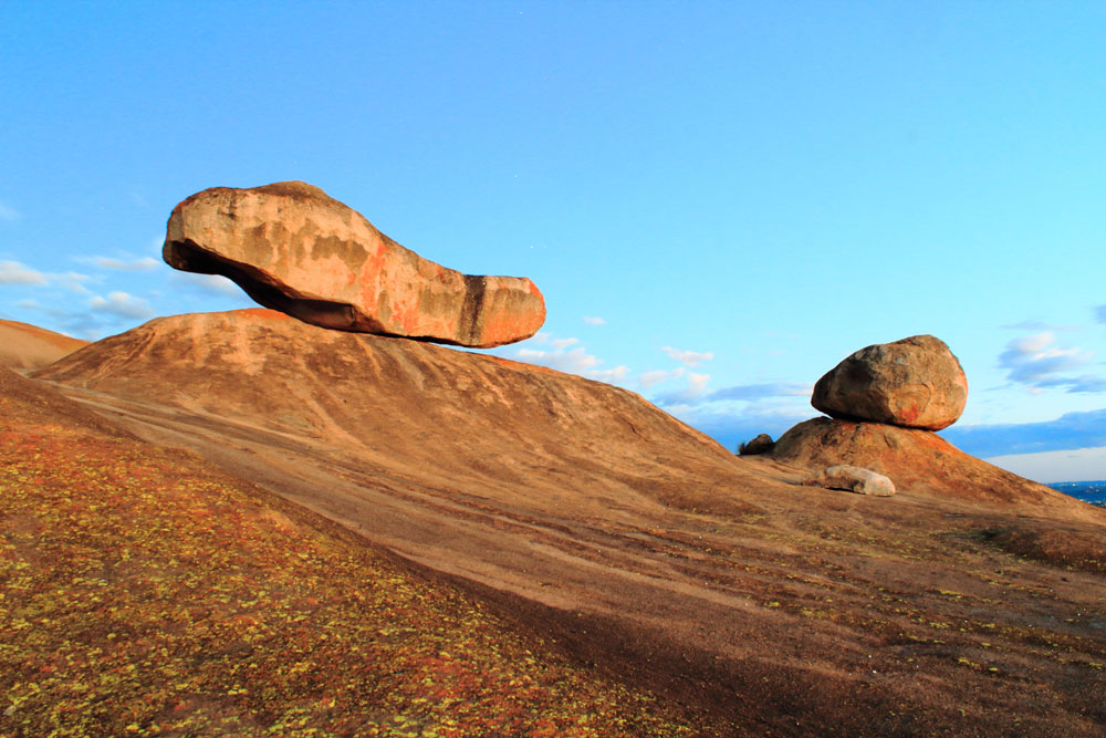 Zimbabwe heeft hele grote rotsblokken waar prachtige stenen beelden uit worden gehakt